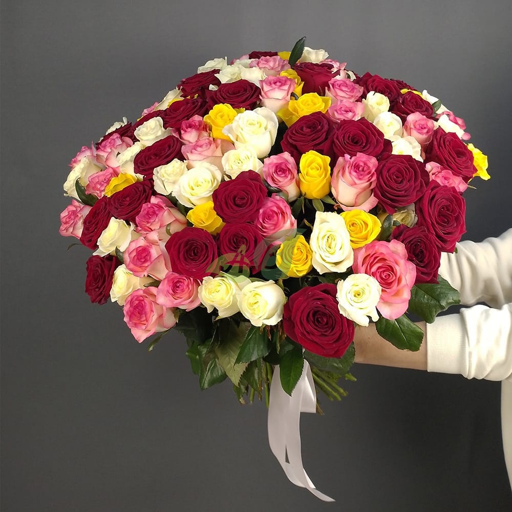 Букет из роз 101 разноцветная роза