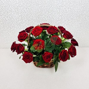 Корзина с красными розами