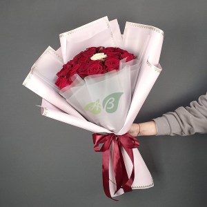 Композиция 25 роз из красных и белой розы