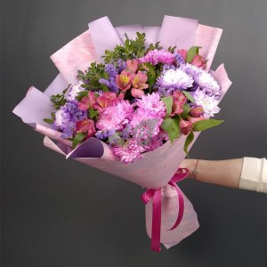 Интересный букет из альстромерии и хризантем